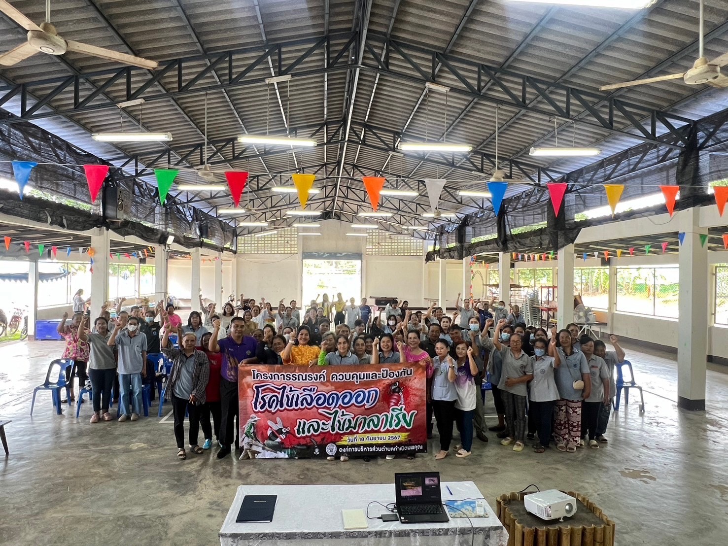 วันพุธที่ 18 กันยายน 2567 กองสาธารณสุขและสิ่งแวดล้อมองค์การบริหารส่วนตำบลกำเนิดนพคุณ ได้จัดทำ"โครงการรณรงค์ควบคุมและป้องกันโรคไข้เลือดออกและไข้มาลาเรีย" (ช่วงเช้า) รณรงค์หมู่ที่ 2 (ช่วงบ่าย) รณรงค์หมู่ที่ 3 โดยมี 🔸 นายณรงค์ พลายน้อย 🔸 นายกองค์การบริหารส่วนตำบลกำเนิดนพคุณ เป็นประธานเปิดโครงการ พร้อมด้วย อสม. หมู่ที่ 2-8 ตำบลกำเนิดนพคุณ ☣️🚫🦟
👇ติดตามข่าวสารได้ที่👇
💻facebook อบต.กำเนิดนพคุณ
🌍website: https://kamnoed.stsgroup.in.th/
☎️โทร. ๐-๓๒๘๑-๘๑๖๐