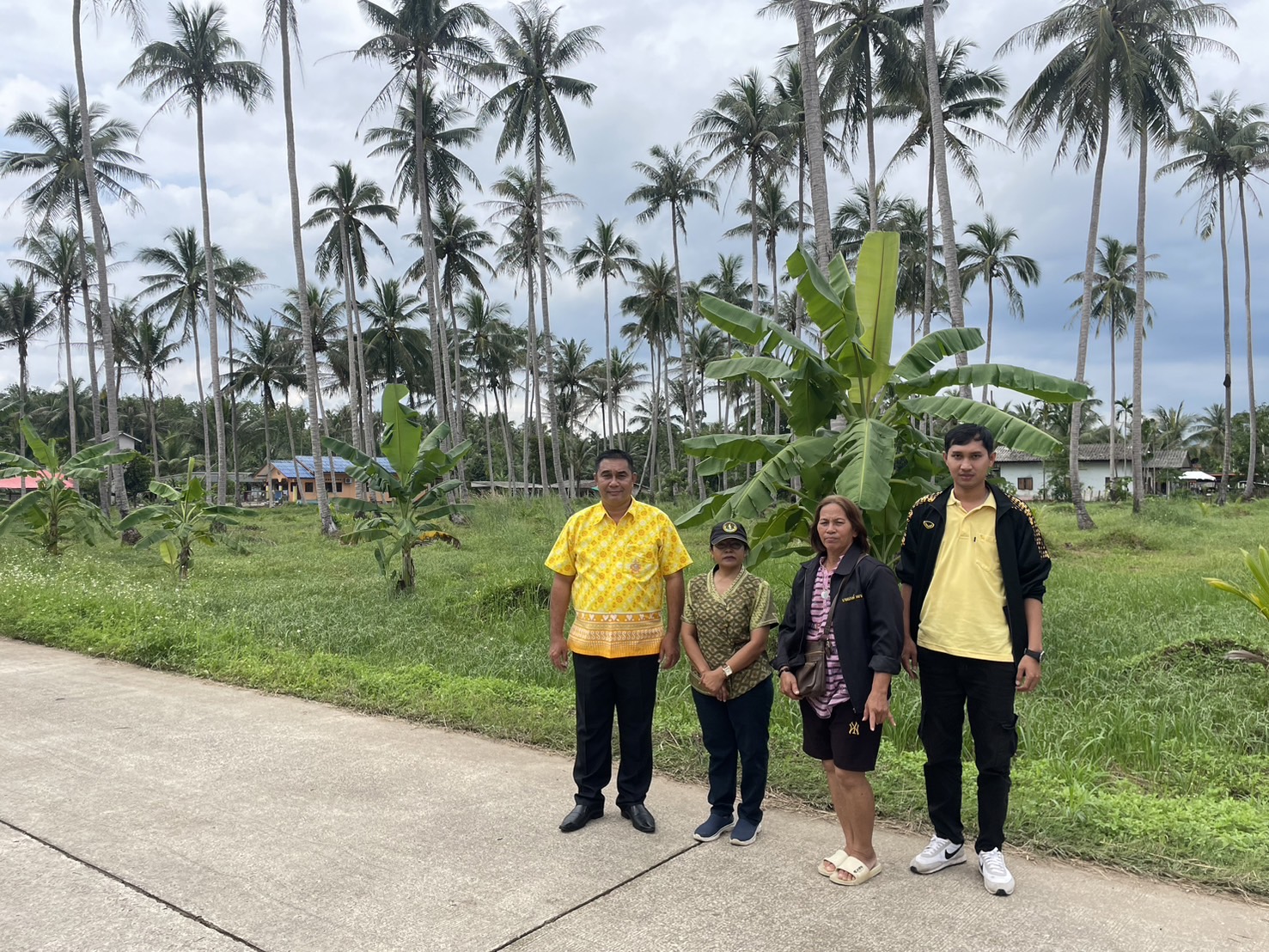วันที่ 18 พฤศจิกายน 2567🔸นายณรงค์ พลายน้อย🔸นายกองค์การบริหารส่วนตำบลกำเนิดนพคุณ พร้อมกับเกษตรอำเภอบางสะพาน ลงพื้นที่ตรวจความเสียหายการระบาดของแมลงหนอนหัวดำ เจาะกินต้นมะพร้าวของชาวบ้าน ในเขตตำบลกำเนิดนพคุณ