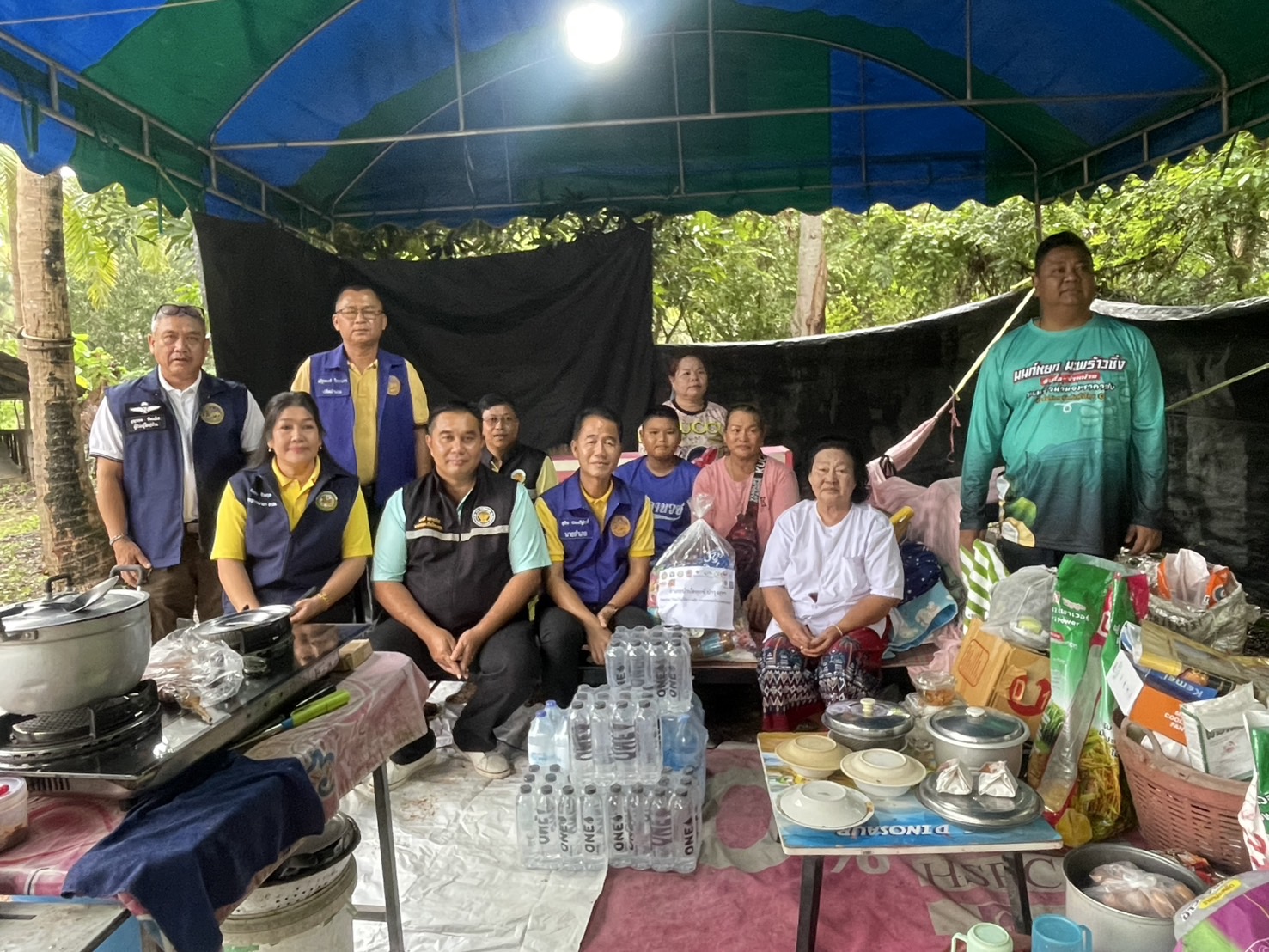 วันอาทิตย์ที่ 29 มิถุนายน 2568 เนื่องจากเกิดเหตุต้นไม้ล้มทับบ้านพังเสียหาย นายสุทิน ประเสริฐศักดิ์ นายอำเภอบางสะพาน และ นายณรงค์ พลายน้อย นายกองค์การบริหารส่วนตำบลกำเนิดนพคุณ พร้อมด้วยทีมงาน ลงพื้นที่ ช่วยเหลือประชาชน หมู่ที่ 6 บ้านดอนทอง