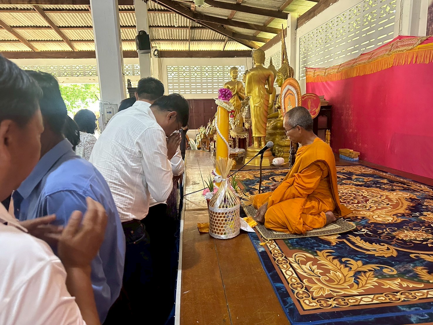 📢 องค์การบริหารส่วนตำบลกำเนิดนพคุณ
🗓  วันพุธที่ 9 กรกฎาคม 2568
🙏 โครงการประเพณีแห่เทียนพรรษา ประจำปี 2568
       วันพุธที่ 9 กรกฎาคม 2568 เวลา 08.30 น. องค์การบริหารส่วนตำบลกำเนิดนพคุณ นำโดยคณะผู้บริหารฯ สมาชิกสภา พนักงานอบต. และเด็กนักเรียนโรงเรียนบ้านห้วยทรายขาว,โรงเรียนบ้านถ้ำเขาน้อย,โรงเรียนวัดนาผักขวง นำเทียนพรรษาถวายให้แก่พระภิกษุสงฆ์ ณ วัดในพื้นที่ตำบลกำเนิดนพคุณ จำนาวน 7 วัด ได้แก่ วัดนาผักขวง, สำนักสงฆ์เขาจันทร์, วัดถ้ำเขาน้อย, วัดเขากะจิ, สำนักสงฆ์ทุ่งไทรทอง, วัดดอนสง่า, ที่พักสงฆ์ถ้ำเขาวงศ์สง่างาม
       การถวายเทียนพรรษานี้เป็นโบราณประเพณีที่ทำสืบกันมาเป็นเวลาช้านานเมื่อถึงฤดูเข้าพรรษา ภิกษุทั้งปวงต้องจำพรรษาในอาวาสของตน 3 เดือน จึงได้จัดทำให้เป็นกุศลพิธีขึ้นเมื่อได้นำเทียนไปถวายพระสงฆ์แล้ว ท่านก็จะได้จุดบูชาต่อหน้าพระประธานในพระอุโบสถ
       เพื่อทำให้เกิดปัญญา เปรียบเหมือนแสงสว่างแห่งเทียน และเป็นการส่งเสริมพระพุทธศาสนารักษาไว้ซึ่งประเพณีอันดีงามของชาวพุทธไม่ให้สูญหายไป