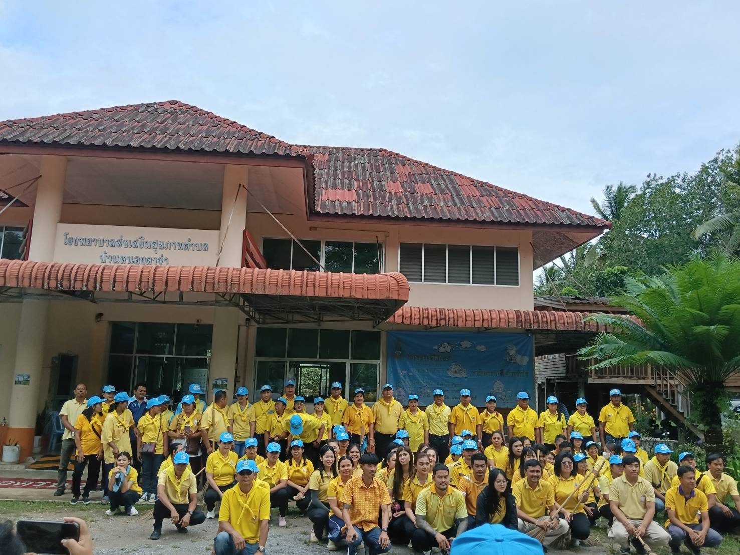 วันศุกร์ที่ 19 กันยายน 2568 องค์การบริหารส่วนตำบลกำเนิดนพคุณ จัดกิจกรรมจิตอาสาพัฒนา ในโอกาสวันสำคัญของชาติไทย นำโดย นายณรงค์ พลายน้อย นายกองค์การบริหารส่วนตำบลกำเนิดนพคุณ พร้อมด้วย รองนายก สมาชิกสภา ข้าราชการ และพนักงาน อบต.กำเนิดนพคุณ ณ รพ.สต.บ้านหนองตาจ่า หมู่ที่ 8 เนื่องในวันคล้ายวันสวรรคตสมเด็จพระมหิตลาธิเบศ อดุลยเดชวิกรม พระบรมราชชนก (วันมหิดล)