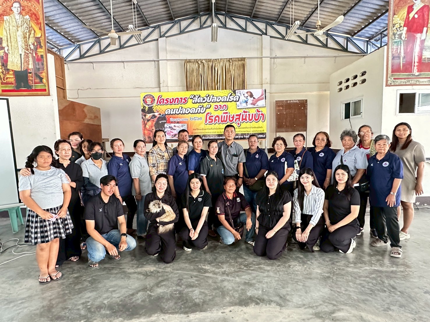 วันอังคารที่ 24 มีนาคม 2569 เวลา 09.00 น. นายณรงค์ พลายน้อย นายกองค์การบริหารส่วนตำบลกำเนิดนพคุณ พร้อมด้วยคณะผู้บริหาร สมาชิกสภาฯ และอาสาสมัครปศุสัตว์โครงการรณรงค์ฉีดวัคซีนป้องกันโรคพิษสุนัขบ้า เข้าร่วมอบรมการฉีดวัคซีนป้องกันโรคพิษสุนัขบ้าและสอนสาธิตการจับสัตว์และการฉีดวัคซีนให้กับสุนัขและแมวโดยนายวีระพันธ์ เหมือนแท้ ปศุสัตว์อำเภอบางสะพาน